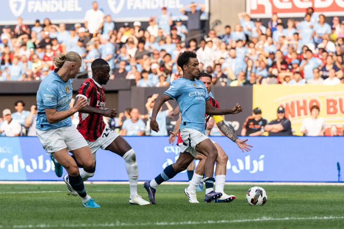 Bobb (áo xanh, tóc đen) hứa hẹn sẽ là ngôi sao mới của Man City