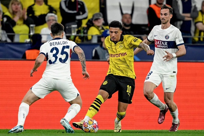 Sancho (áo vàng) thăng hoa trong màu áo của Dormtund ở Champions League mùa trước