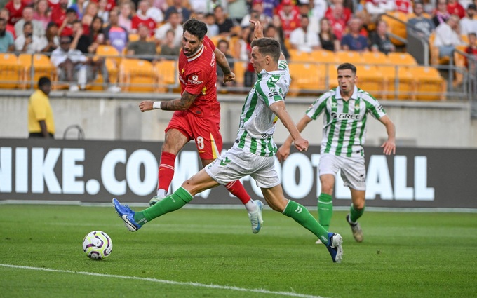 Liverpool (áo đỏ) tấn công áp đảo trong chiến thắng 1-0 trước Betis mới đây