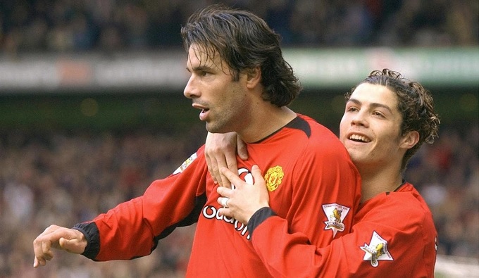 Ronaldo khóc nhè vì bị Van Nistelrooy bắt nạt