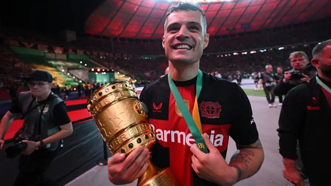 Xhaka ăn mừng chức vô địch Bundesliga của Leverkusen