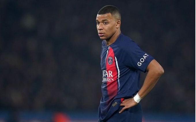 Đến siêu sao như Mbappe cũng từng bị PSG đày xuống tập với đội trẻ ở mùa hè năm ngoái