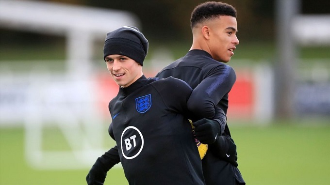 Phil Foden cùng ổ đồi trụy với Mason Greenwood