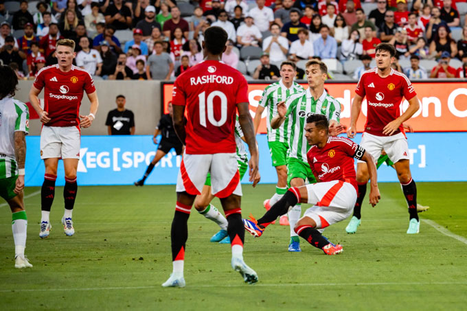 Casemiro ghi bàn nâng tỷ số lên 3-1 cho MU ở phút 31