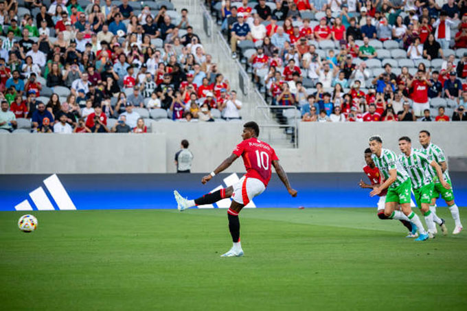 Rashford gỡ hòa 1-1 ở phút 17 trong trận MU vs Betis