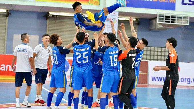 Lâm Tấn Phát được đồng đội công kênh trong ngày chia tấy futsal. Ảnh: Nguyễn Bằng