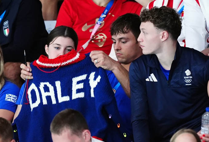 Tom Daley sở hữu kỹ năng đan len không thua kém các nghệ nhân chuyên nghiệp. Anh có một trang web và tài khoản Instagram để giới thiệu và bán các sản phẩm mình làm ra. Các fan rất thích và anh thậm chí còn nhận được nhiều đơn đặt hàng