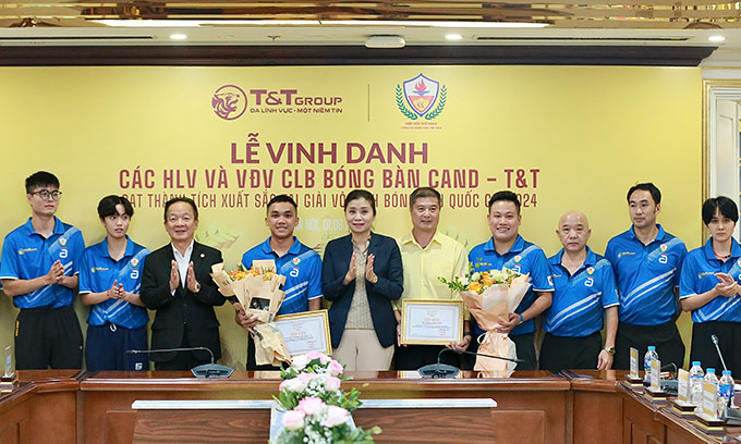 Đại tá Nguyễn Thị Thuý Thanh cùng lãnh đạo Tập đoàn T&T Group trao giấy khen tặng các vận động viên và huấn luyện viên CLB Bóng bàn CAND – T&T.