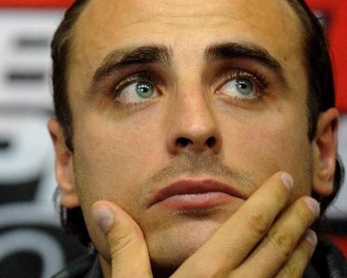 Berbatov sợ mất mật vì bị dọa giết