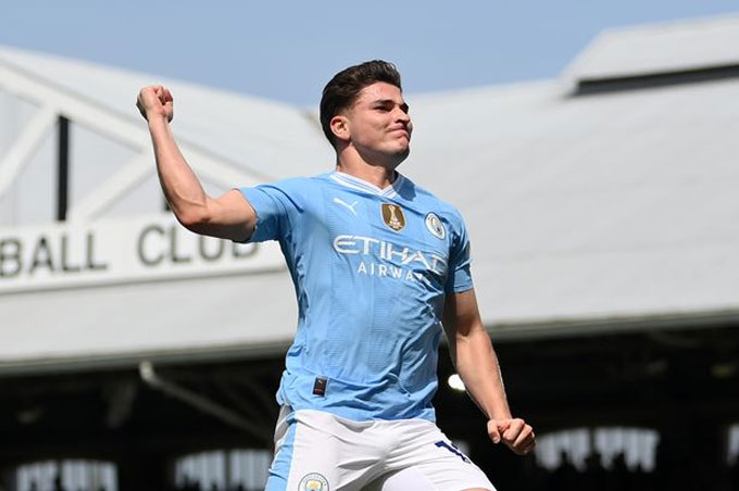 Man City sắp chia tay Alvarez