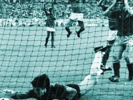 Arconada thất bại trong việc cản phá cú đá phạt của Platini ở phút 57