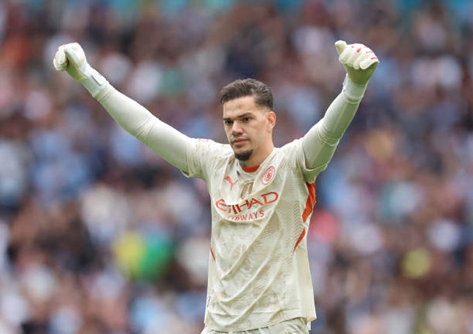 Ederson xác nhận sẽ ở lại Man City