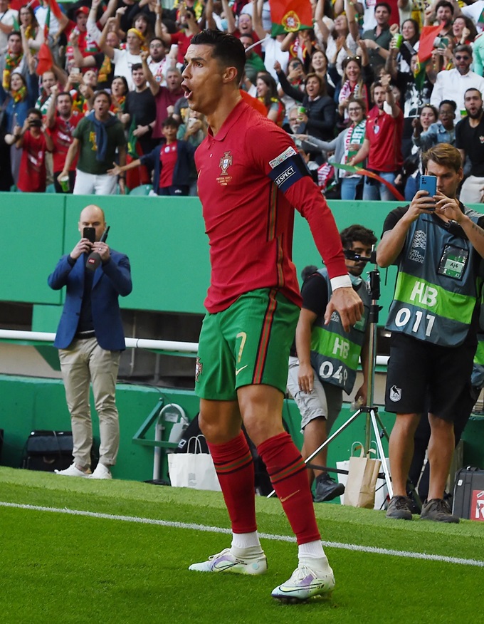 Ronaldo được nhiều VĐV bắt chước kiểu ăn mừng "Siu"