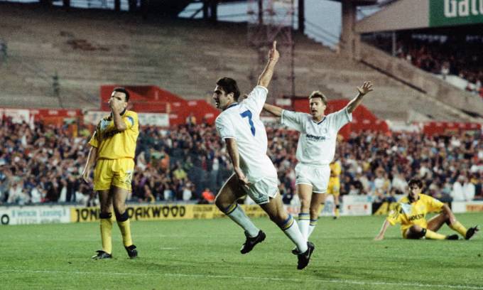 Cantona lập hat-trick cho Leeds