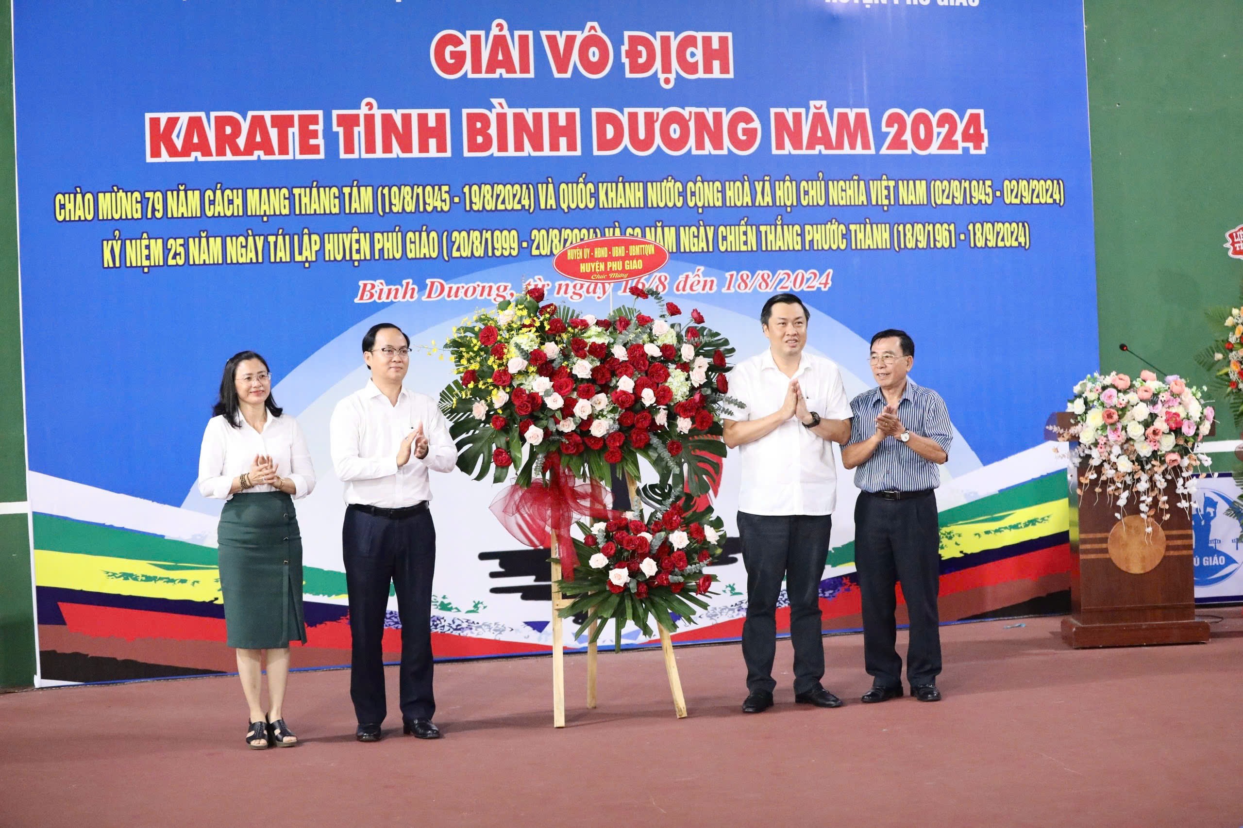 Ông Nguyễn Khoa Hải, Tỉnh ủy viên - Bí thư Huyện ủy Phú Giáo và bà Trần Hồng Dung, UVTV Huyện ủy - Phó Chủ tịch UBND huyện Phú Giáo thay mặt địa phương đăng cai tặng hoa cảm ơn BTC giải