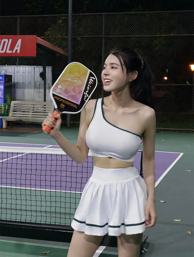 Bạn gái Văn Thanh - Trần Bích Hạnh gây sốt khi diện đồ sexy trên sân pickleball 