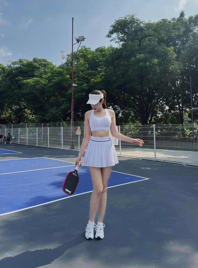 Hoa hậu Đỗ Thị Hà cũng là một fan của pickleball. Nàng hậu xuất hiện tại sân tập khá đều, khoe khéo hình thể “vạn người mê” trong set đồ thể thao. 