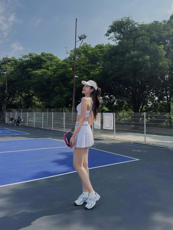 Ngoài các bài gym, nàng hậu cũng gia nhập cộng đồng chơi pickleball. Đây là môn thể thao đang được giới trẻ, đặc biệt là cánh phụ nữ ưa chuộng gần đây