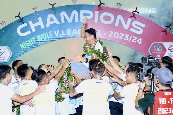 HLV Vũ Hồng Việt khi đăng quang vô địch V.League 2023/24. Ảnh: Đức Cường 