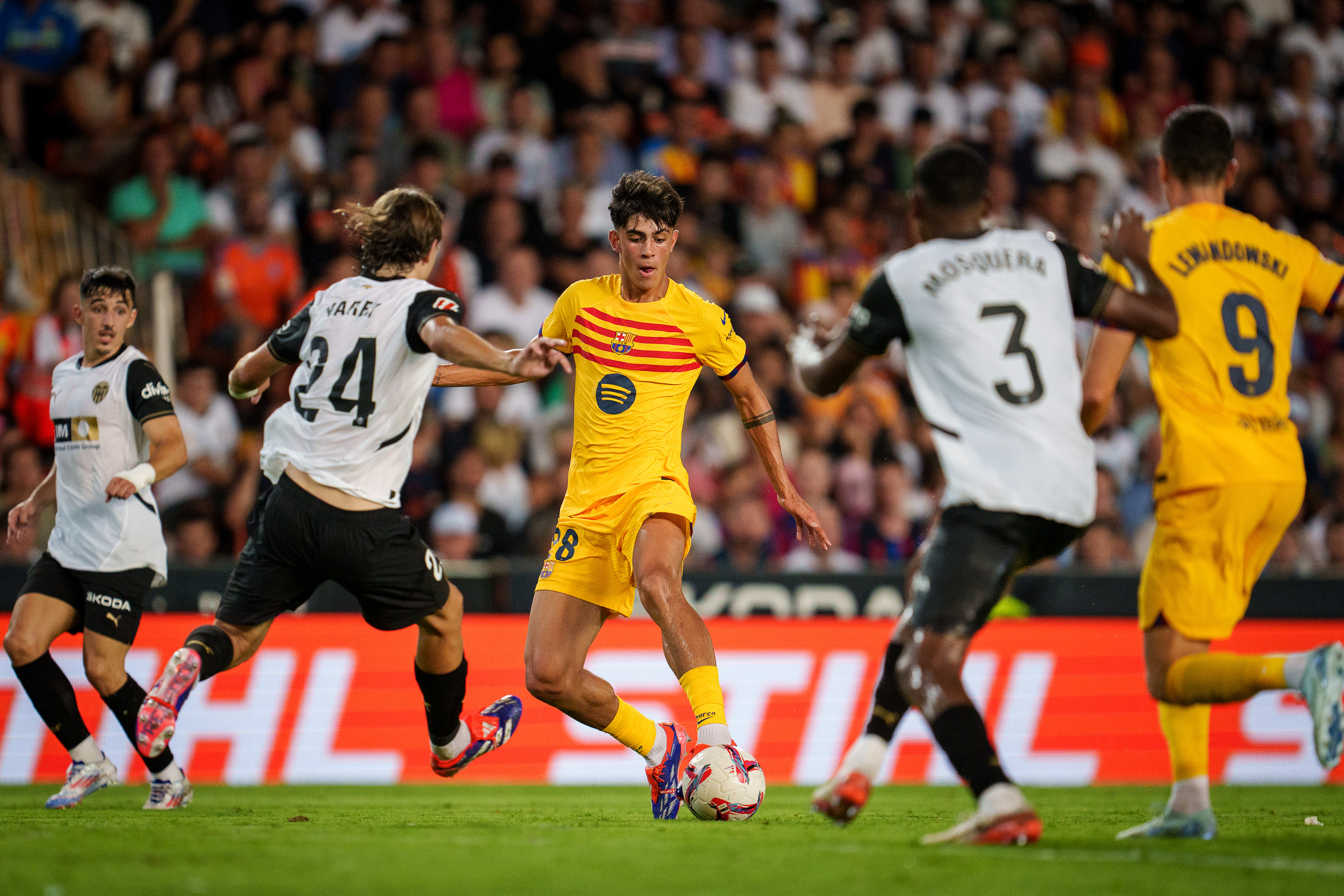 Marc Bernal là một trong ba cầu thủ trẻ được ra mắt đội một Barca và La Liga trong trận thắng Valencia ở vòng 1.