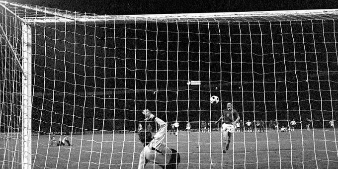 Panenka tập sút theo kiểu lốp bóng rất nhiều lần