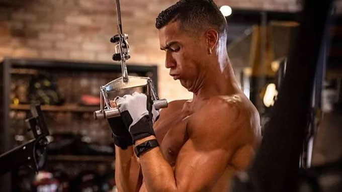 Ronaldo không ít lần đụng đến dao kéo