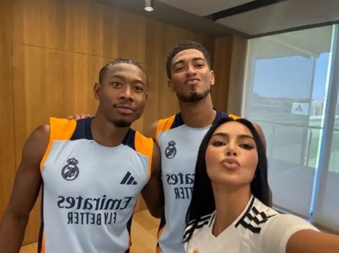 Kardashian chụp ảnh cùng Bellingham và Alaba tại trung tâm huấn luyện của Real Madrid