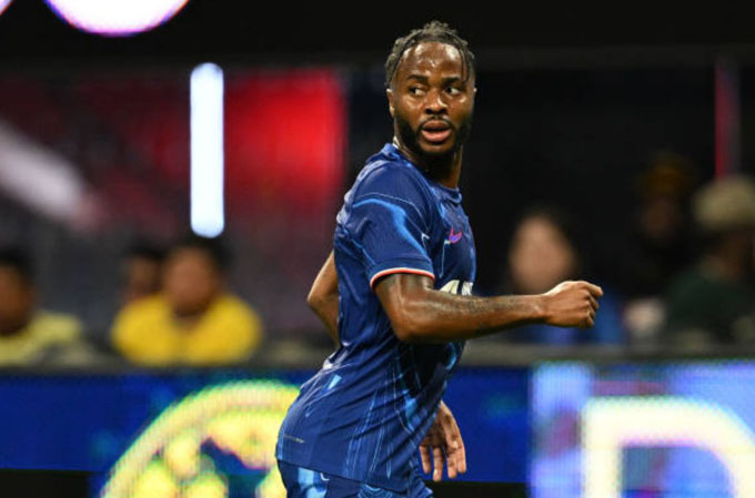 Raheem Sterling: Hai ngày trước vòng mở màn Premier League 2024/25, anh đã được thông báo rằng mình không có tương lai ở The Blues dưới thời HLV Enzo Maresca. Rời Stamford Brid=ge là giải pháp tốt nhất cho Raheem Sterling. Theo SunSport, rào cản lớn nhất khiến Sterling khó rời Chelsea trong hè này là giá trị còn lại của hợp đồng. Tiền vệ này vẫn còn 3 năm hợp đồng với mức lương 325.000 bảng/tuần và tiền thưởng. Tổng giá trị ước tính khoảng 70 triệu bảng.