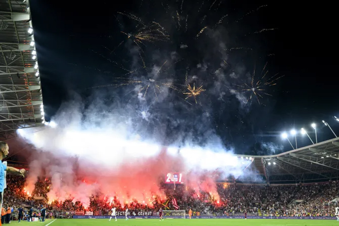 Pháo hoa và pháo sáng được các fan quá khích của Servette đốt trên khán đài