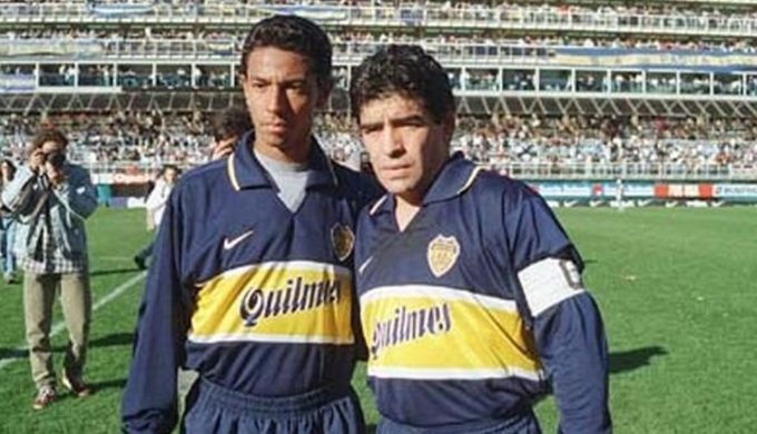 Solano (trái) sát cánh cùng huyền thoại Diego Maradona
