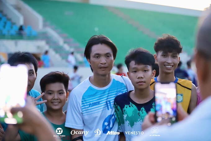 Tuấn Anh chụp ảnh cùng người hâm mộ. Ảnh: Nam Định FC