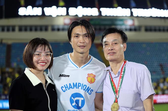 Bố và chị gái có mặt chia vui cùng Tuấn Anh khi giành chức vô địch V.League đầu tiên trong sự nghiệp. Ảnh: Nam Định FC