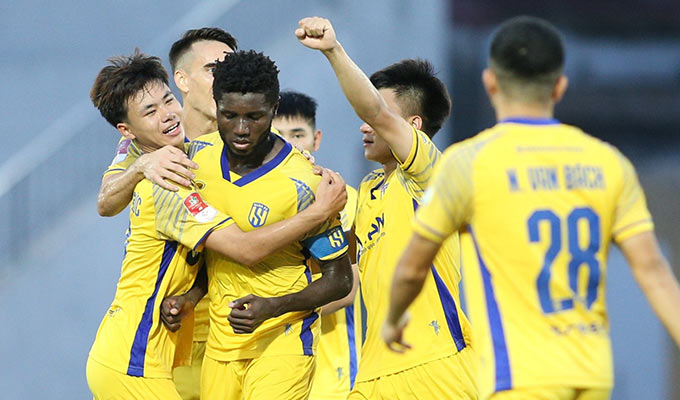 SLNA sẽ tiếp tục chơi với bộ khung U23 cộng 3 ngoại binh ở V.League 2024/25 - Ảnh: Phan Tùng