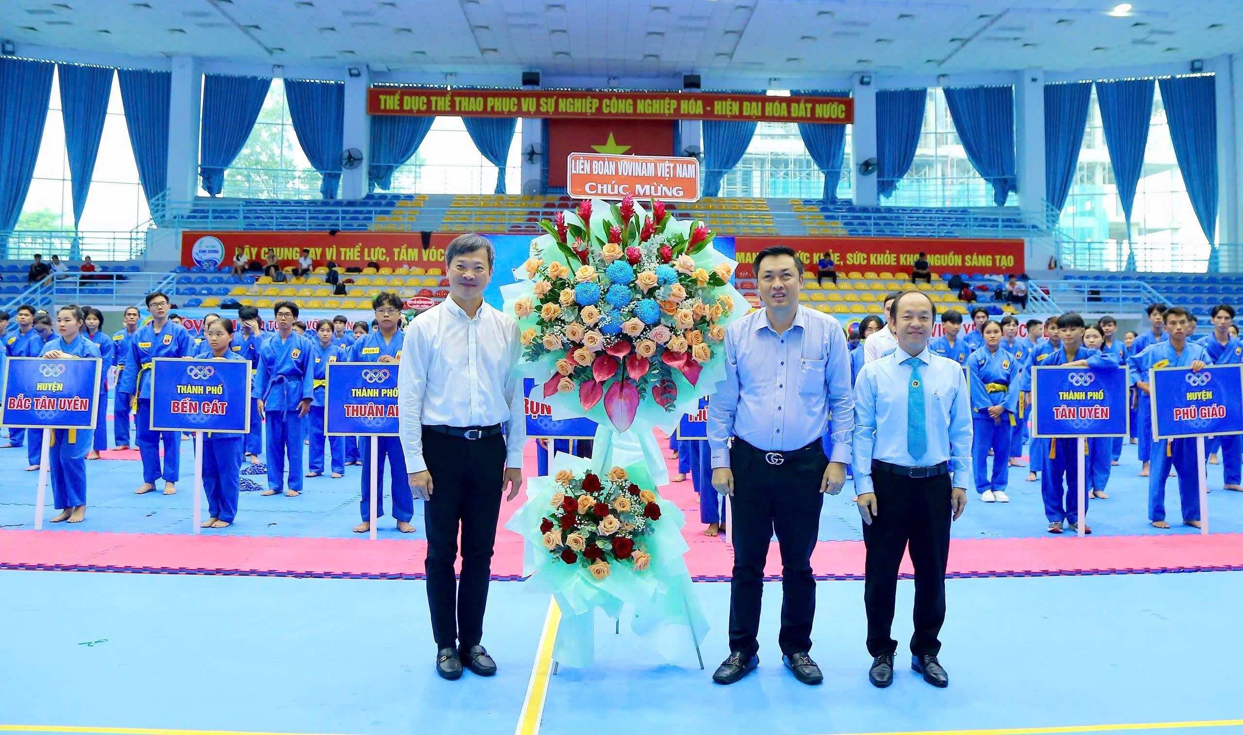 Ông Mai Hữu Tín, Chủ tịch Liên đoàn Vovinam Thế Giới kiêm Chủ tịch Liên đoàn Vovinam Việt Nam tặng hoa chúc mừng BTC giải