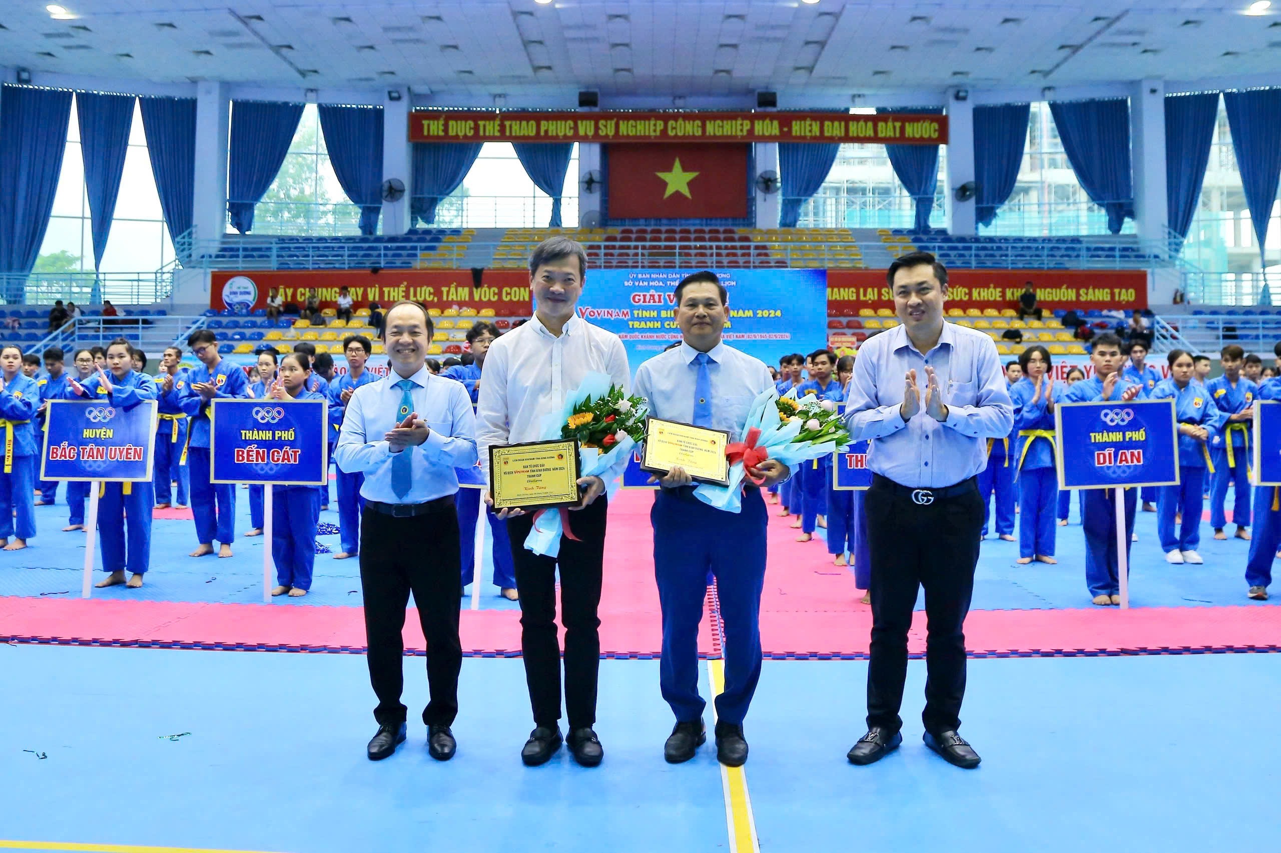 BTC giải tặng hoa và quà tri ân Lãnh đạo Liên đoàn Vovinam Thế giới và Liên đoàn Vovinam Việt Nam đã quan tâm, hỗ trợ giải