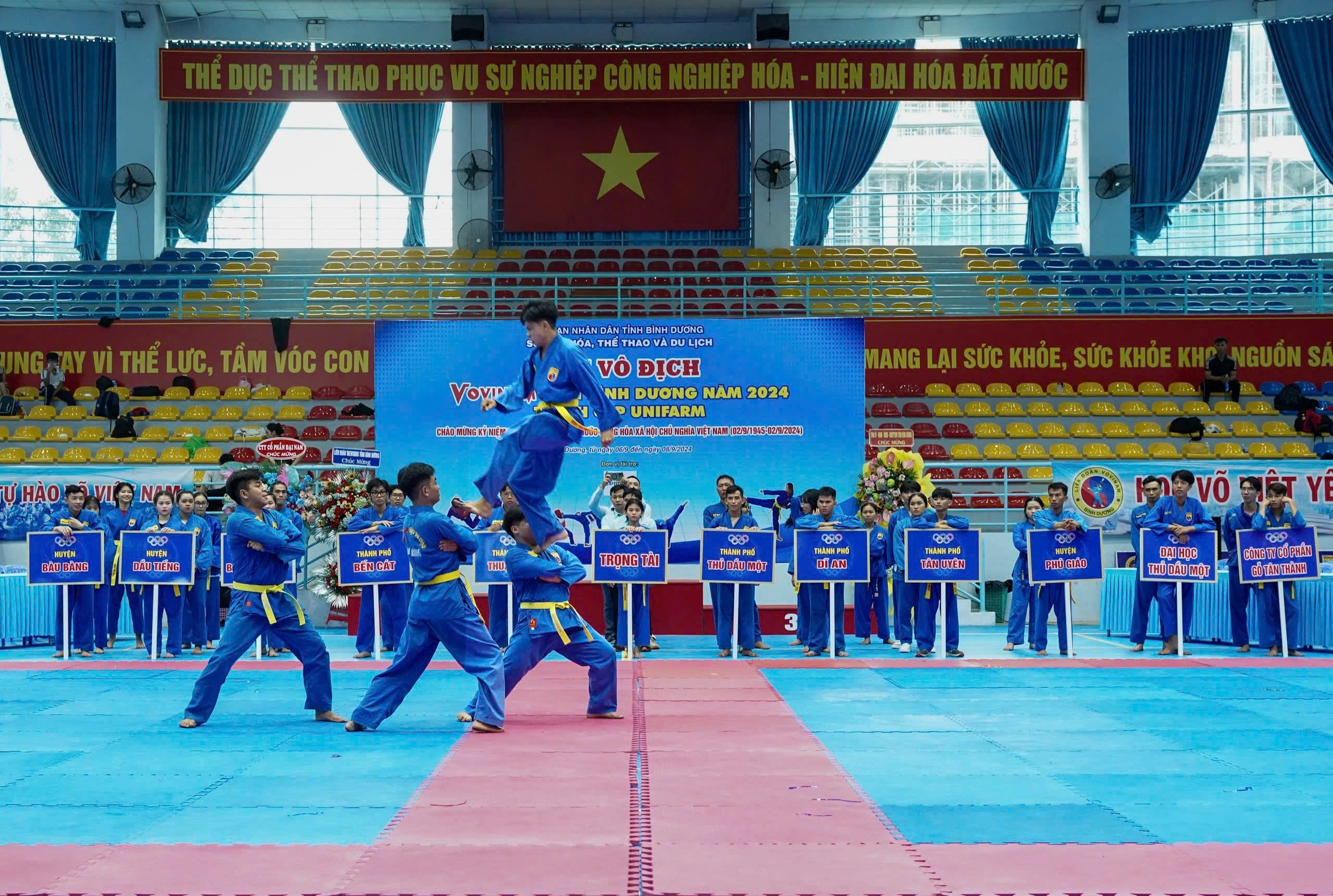 Môn sinh Liên đoàn Vovinam tỉnh Bình Dương biểu diễn tại Lễ khai mạc giải