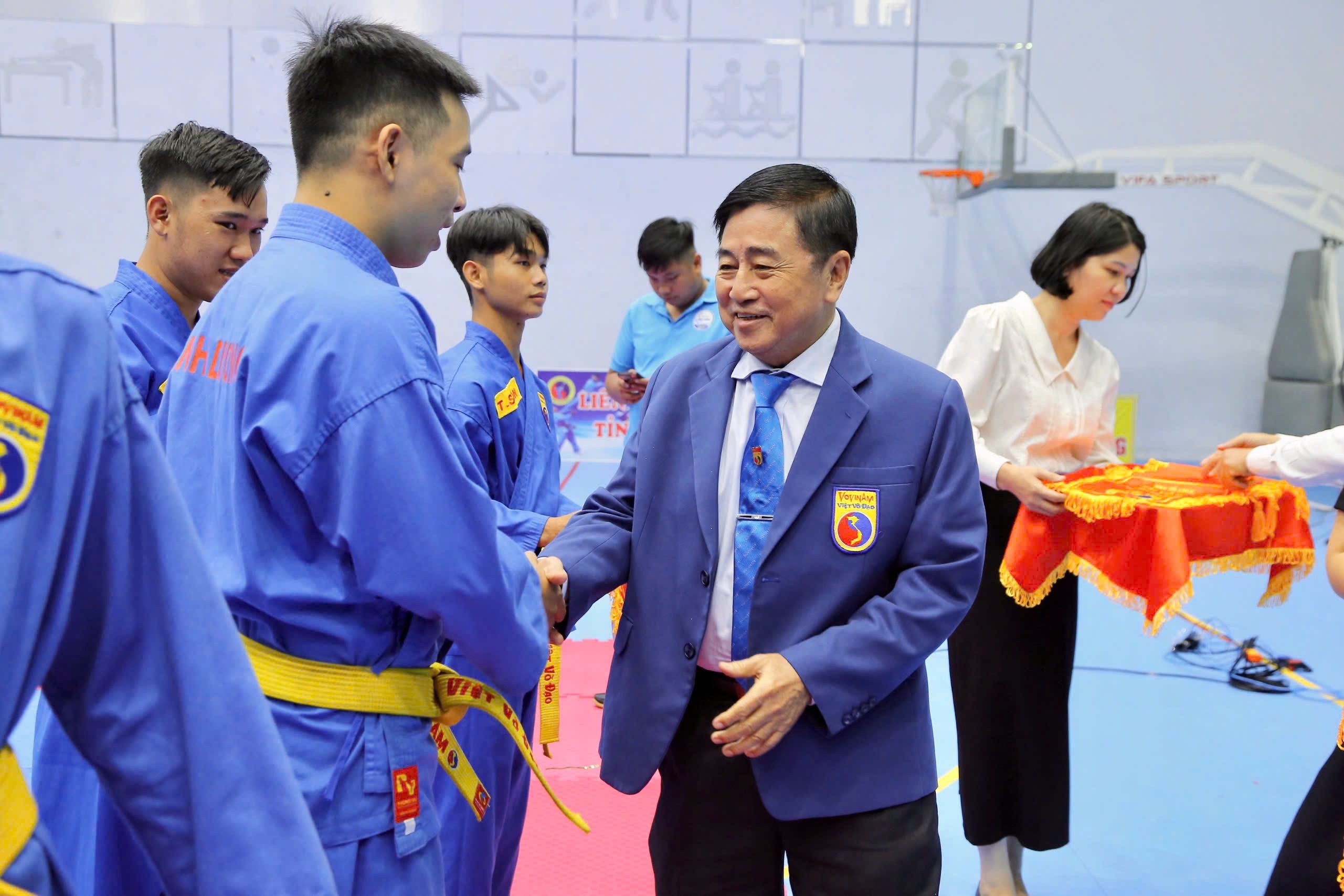 Võ sư Trần Văn Mỹ, Chánh Chưởng quản Môn phái Vovinam Việt Võ Đạo bắt tay động viên các đoàn tham dự giải