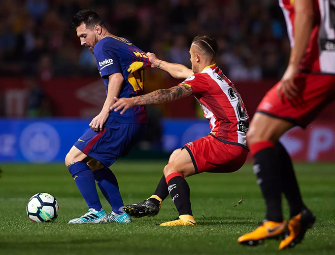 Messi bị Maffeo theo kèm rất sát