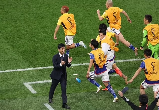 HLV Moriyasu chia vui với các học trò sau chiến thắng 2-1 trước ĐT Đức