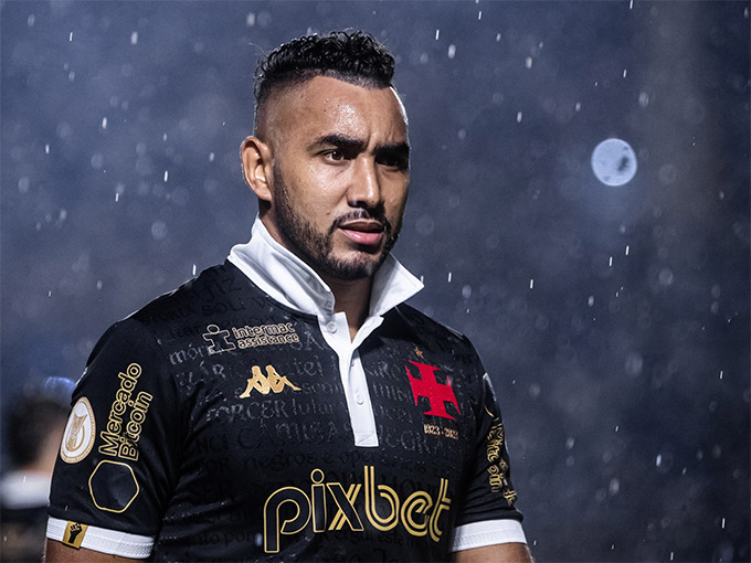 Payet cũng dựng ngược cổ áo giống như Cantona ngày nào