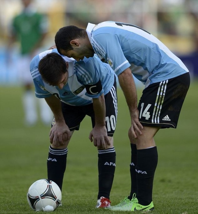 Lionel Messi (trái) từng nôn khan trên sân của ĐT Bolivia