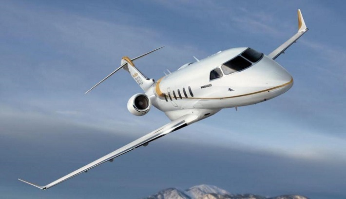 David= Beckham - Bombardier Challenger 350: Không chỉ sở hữu bộ sưu tập xe hơi đồ sộ với đủ kiểu dáng kích cỡ khác nhau, cựu thủ quân ĐT Anh, David= Beckham cũng chịu chơi về khoản mua sắm chuyên cơ. Becks hiện đang sử dụng  chiếc Bombardier Challenger 350. Đây là mẫu chuyên cơ được nhiều hãng hàng không tư nhân ưa chuộng. Ngoài nội thất tiện nghi và hiện đại, Bombardier Challenger 350 có cabin dài 7,6 m, cao 1,8 m và rộng 2,2 m, thiết kế tiêu chuẩn gồm hai hàng ghế 4 chỗ ngồi dành cho 8 hành khách. Ngoài tầm bay xa 6.000 km và tốc độ hành trình tối đa 882 km/h, nó còn có khả năng cất cánh và hạ cánh trên đường băng dài 730 mét. Giá trị của chiếc chuyên cơ này vào khoảng 21 triệu euro.