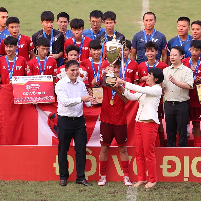 Lãnh đạo Cục Thể dục thể thao và Liên đoàn Bóng đá Việt Nam trao chức vô địch cho U15 PVF