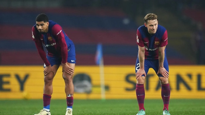 De Jong (phải) đã không ra sân thi đấu cho Barca từ cuối tháng 4 năm nay