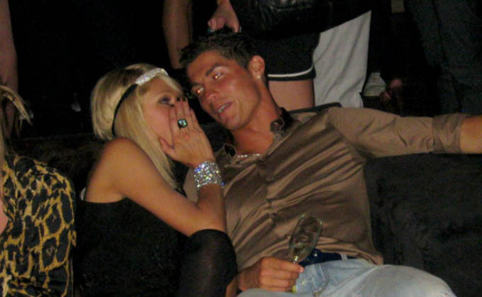 Trong quá khứ, Paris Hilton và siêu sao Cristiano Ronaldo từng có chút quan hệ. Ronaldo từng "chết mê chết mệt" tiểu thư nhà Hilton hồi năm 2008. Tuy vậy, cô nàng hư hỏng nổi tiếng này và Ronaldo chỉ ở bên nhau một đêm và sau đó cũng không hề liên lạc. Bản thân Hilton cũng từng khẳng định CR7 không phải là mẫu đàn ông lý tưởng của cô vì thủ quân ĐT Bồ Đào Nha hơi... nữ tính.