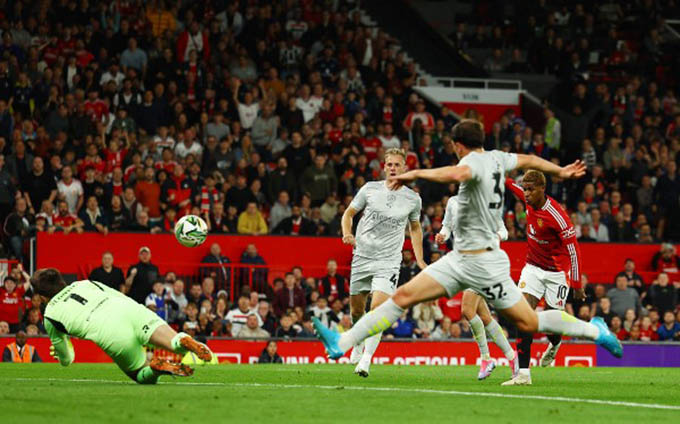 Rashford ghi 2 bàn thắng vào lưới Barnsley tại vòng 3 League Cup 2024/25 