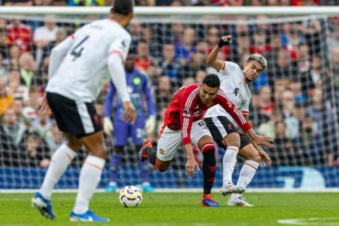 Ở trận gặp Liverpool, Casemiro thường đơn độc ở khu trung tuyến
