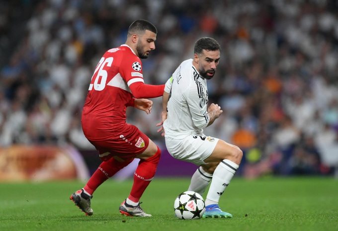 Carvajal khá tệ khi phải đá trung vệ ở trận đấu với Stuttgart