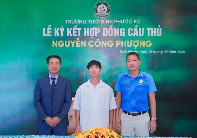 Bình Phước vừa ký hợp đồng với Công Phượng. Ảnh: Lê Bình 