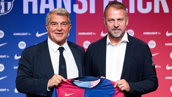 HLV Hansi Flick trong ngày ra mắt Barca